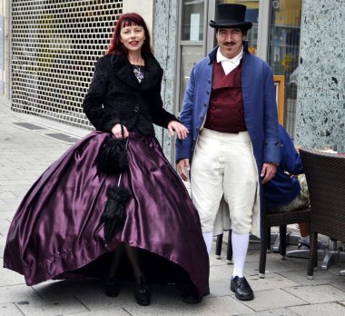 Münih / Almanya - 22 Haziran 2011: Biergarten (bira bahçesi) Münih'in en ünlü bira salonudur. Biergarten her zaman bira içen turistlerle doludur ve Almanlar geleneksel Bavyera kostümleri giymiştir..