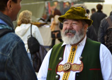 Münih / Almanya - 22 Haziran 2011: Biergarten (bira bahçesi) Münih'in en ünlü bira salonudur. Biergarten her zaman bira içen turistlerle doludur ve Almanlar geleneksel Bavyera kostümleri giymiştir..
