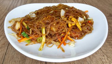 Sebze ve yumurta ile fry erişte. Asya geleneksel gıda: Yasai