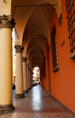 Bologna şehrinin çarşısı. Antik şehir pasajları 40 km'den uzun.