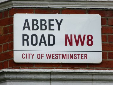 Londra, İngiltere - 30 Haziran 2014: Beatles Abbey Road albüm kapağı ile ünlü Londra'da Abbey Road için sokak işareti.