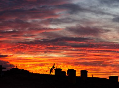 İtalya, Bolonya 'da gökyüzü alevler içinde.