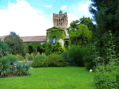 Due Carrare, San Pelagio / Padova, İtalya - 16 Ağustos 2014: Castello di San Pelagio. San Pelagio Kalesi, gökyüzünü ve uzayı fethetmeye adanmış bir sergiye ev sahipliği yapıyor.. 