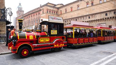Bolonya / İtalya - 12 Ekim 2019: Bologna, İtalya 'da küçük bir turist treni.