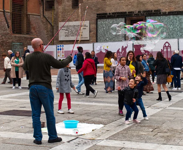 Bolonia Włochy Października 2019 Street Performer Robi Duże Bańki Mydlane — Zdjęcie stockowe