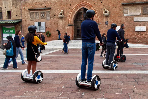 Болонья Италия Октября 2019 Года Туристы Электроскутерах Hoverboard Посещают Улицы — стоковое фото