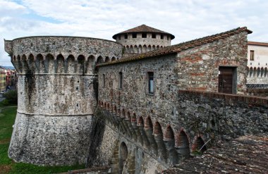 İtalya 'nın Sarzana kentindeki eski Firmafede ortaçağ kalesi. Lorenzo il Magnifico tarafından 1488 'de yeniden inşa edildi. 