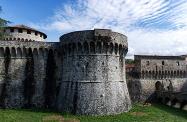 İtalya 'nın Sarzana kentindeki eski Firmafede ortaçağ kalesi. Lorenzo il Magnifico tarafından 1488 'de yeniden inşa edildi. 