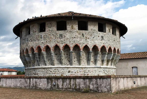 İtalya 'nın Sarzana kentindeki eski Firmafede ortaçağ kalesi. Lorenzo il Magnifico tarafından 1488 'de yeniden inşa edildi. 