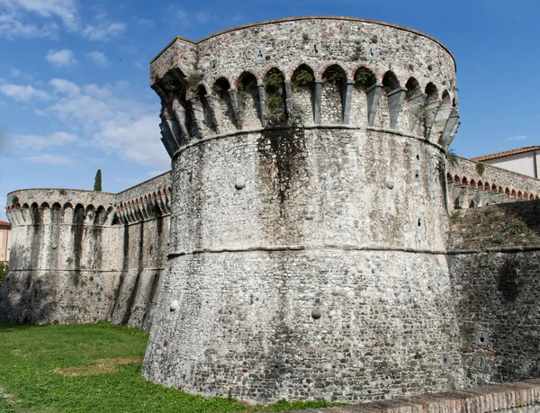 İtalya 'nın Sarzana kentindeki eski Firmafede ortaçağ kalesi. Lorenzo il Magnifico tarafından 1488 'de yeniden inşa edildi. 