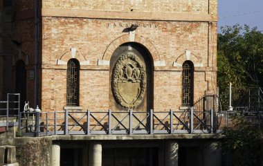 Bologna / İtalya - 27 Ekim 2019: Bologna Navile kanalı ticari trafiğe önemli bir bağlantıydı, bir nehir kilidi (chiusa) sayesinde denize açılabiliyordu..