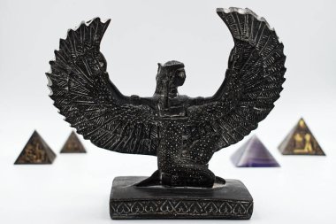 Isis, annelik tanrıçası, doğurganlık ve büyü beyaz arka planda..