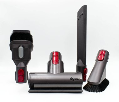 Bologna / İtalya - 6 Haziran 2020: Dyson elektrikli süpürge aksesuarı beyaz üzerine izole edildi