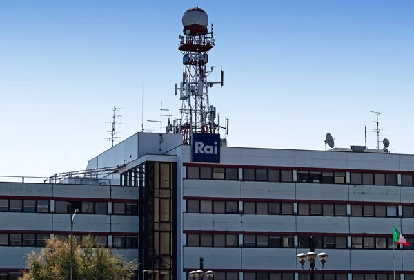 Bologna / İtalya - 6 Haziran 2020: Bologna 'da İtalyan televizyon radyosunun çatılarında televizyon anteniyle Haedquarters' u