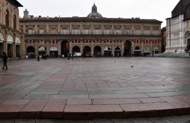 Bologna / İtalya - 12 Aralık 2019: Piazza Maggiore 'daki Crescentone döşemesi. Bolonya.