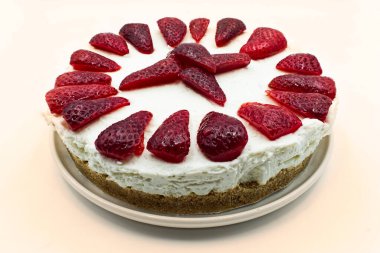 Krem şantili ve yoğurtlu çilekli turta. Stüdyo çekimi