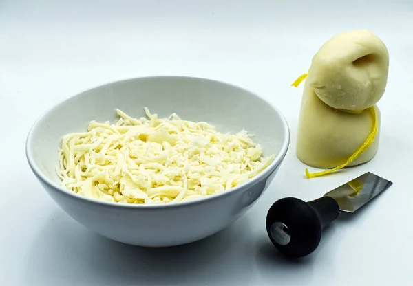 Scamorza Queijo Italiano Com Faca Queijo Isolado Sobre Fundo Branco — Fotografia de Stock