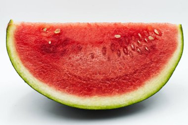 Beyaz arkaplanda izole edilmiş taze karpuz