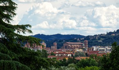 Bologna 'nın panoramik manzarası: San Petronio kilisesi. San Pietro Katedrali. Arkaplanda şehrin tepeleri