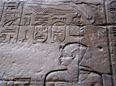 Luxor tapınağının içindeki antik hiyeroglif. Mısır 