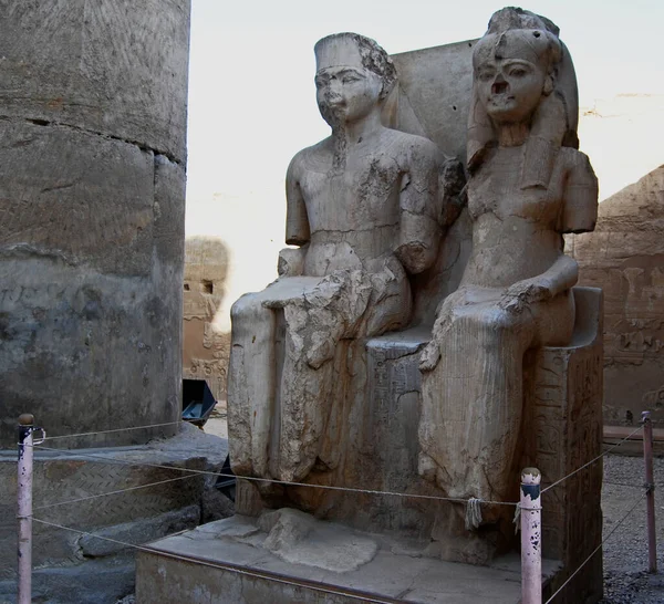 图坦卡蒙的雕像和他的妻子Ankesenamun在卢克索神庙 — 图库照片