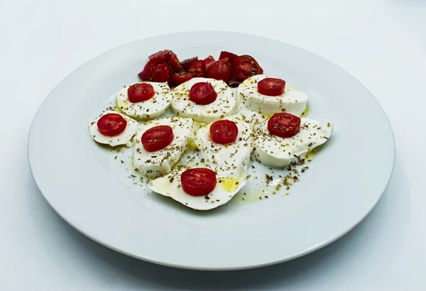 Insalata Caprese Fresca Italiana Mozzarella Pomodori Isolata Bianco — Foto Stock