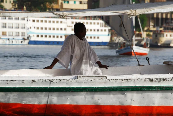 Aswan Egito Maio 2008 Marinheiro Núbio Navegando Rio Nilo — Fotografia de Stock