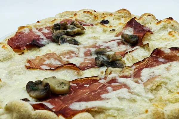 Pizza Italiana Caseira Com Cogumelos Cisco Isolado Fundo Branco Fechar — Fotografia de Stock