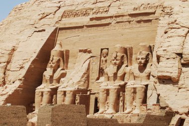 Abu Simbel tapınağındaki antik heykeller ve hiyeroglifler. Mısır