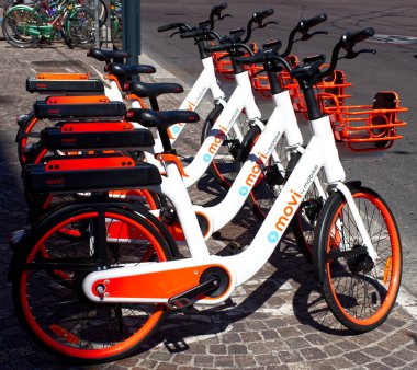 Bologna şehrinde bisiklet paylaşım projesinde motosiklet bisikletleri