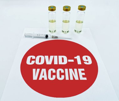 Coronavirus hastalığına karşı Covid-19 aşısı. Şırınga ve aşı örnekleri. Covid-19 salgın konsepti 