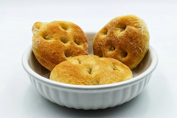 Pequeno Pão Uma Tigela Isolada Fundo Branco — Fotografia de Stock