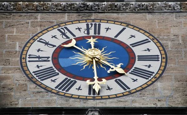 Marienplatz 'daki belediye binasının büyük saati. Münih, Almanya