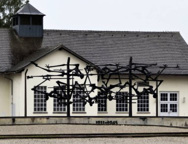 Dachau toplama kampı. Nandor Glid tarafından yapılan anıt heykel kampta ölen mahkumların anısına yapıldı.. 