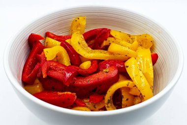 Beyaz arka planda izole edilmiş kırmızı ve sarı biber salatası.