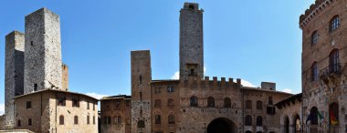 San Gimignano 'daki ortaçağ Piazza del Duomo' sunun panoramik manzarası. Toskana, İtalya. 