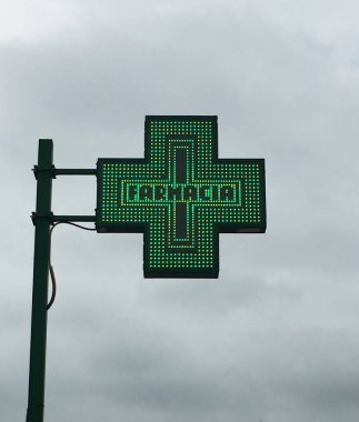 Avrupa yeşil haç eczane levhası: Farmacia. Eczane işareti.