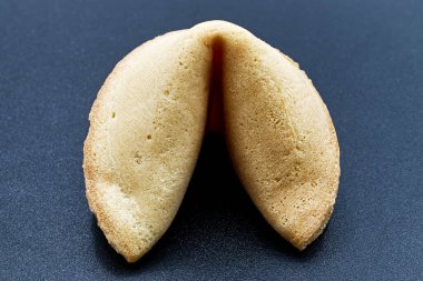 Çin fal kurabiyesi koyu arka planda izole