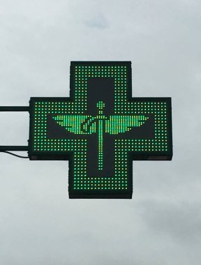Caduceus 'lu yeşil haç eczane levhası. Eczane işareti.