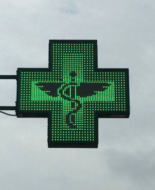 Caduceus 'lu yeşil haç eczane levhası. Eczane işareti.