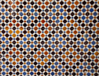 Azulejo geçmişi. Azulejo, Portekiz ve İspanyol mimarisinin tipik bir süsüdür. Azulejo seramik bir fayanstır. Kaplamalı ve dekore edilmiş bir yüzeyi yoktur..