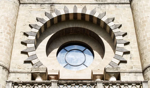 Rocchetta Mattei Vista Desde Jardín Gran Ventana Redonda Grizzana Morandi — Foto de Stock