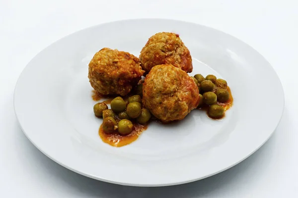 Köttbullar Med Ärtor Vit Platta Isolerad Vit Bakgrund — Stockfoto