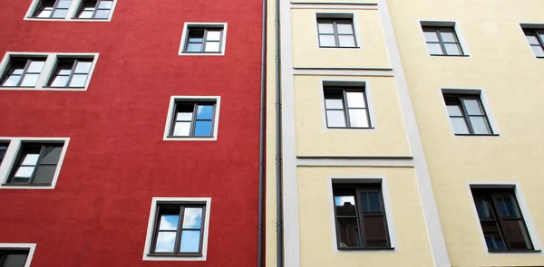Bunte Hausfassade Mit Fenstern Zweifarbige Architektur München — Stockfoto