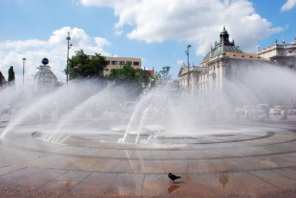 Vattenfontänen Karlsplatz München — Stockfoto