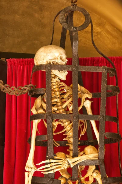 Людський Скелет Всередині Середньовічної Клітки Сан Джиміньяно Тоскана Італія — стокове фото