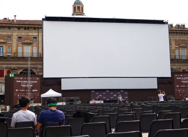 Açık hava sinema festivali (il sinema ritrovato). Piazza Dergisi, Bolonya. 
