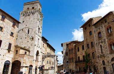 San Gimignano 'daki ünlü Piazza della Cisterna. Unesco mirası. İtalya