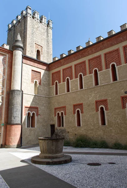 Cortile Centrale Della Rocchetta Mattei Italia — Foto Stock