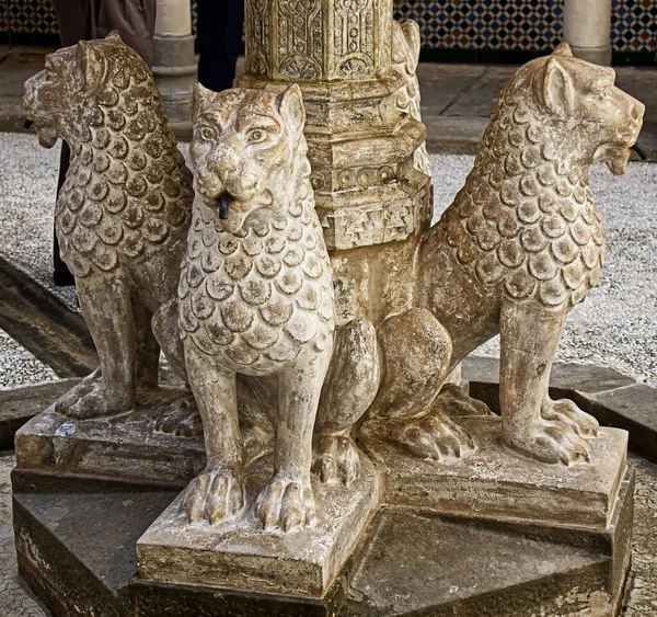 Fontein Met Leeuwen Piazza Dei Leoni Leeuwen Binnenplaats Rocchetta Mattei — Stockfoto